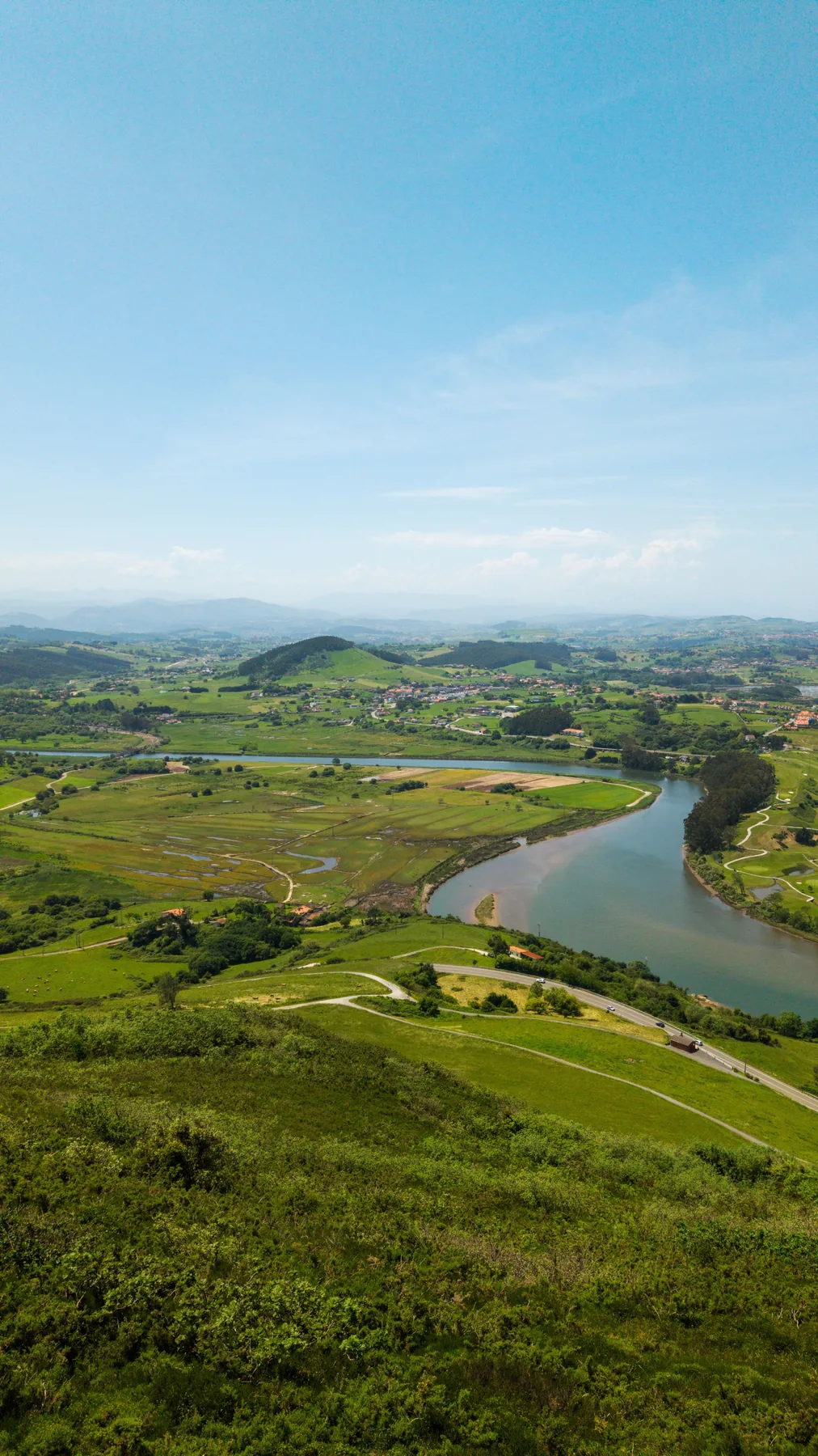 Paisaje verde de Cantabria Oriental cerca de Colindres